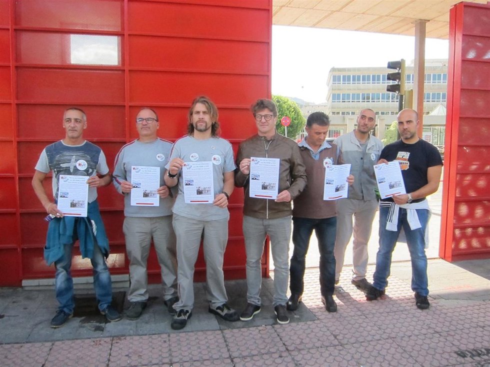 Representantes de la CUT en la puerta de PSA Vigo. 