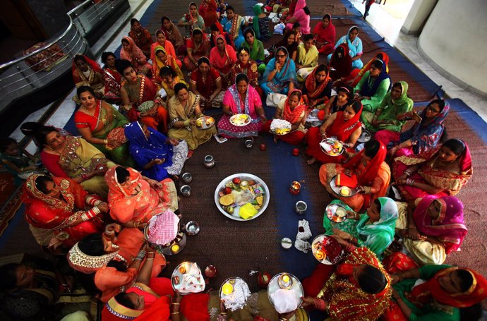 Mujeres rezan en un festival hindú