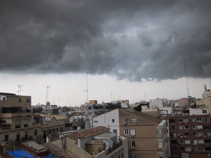 Tormenta, lluvia y nubes en València                               