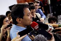 Haddad acusa a Bolsonaro de difundir noticias falsas por WhatsApp