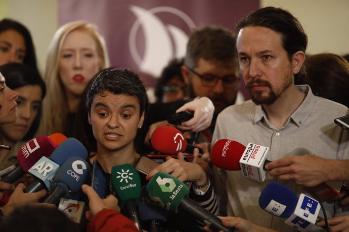 Pablo Iglesias y Lucía Martín hacen declaraciones a los medios