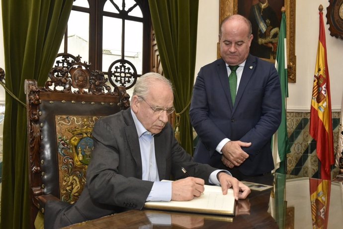 Alfonso Guerra firma el Libro de Honor de Antequera
