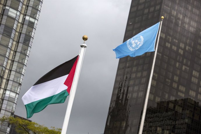 La bandera palestina y bandera de la ONU