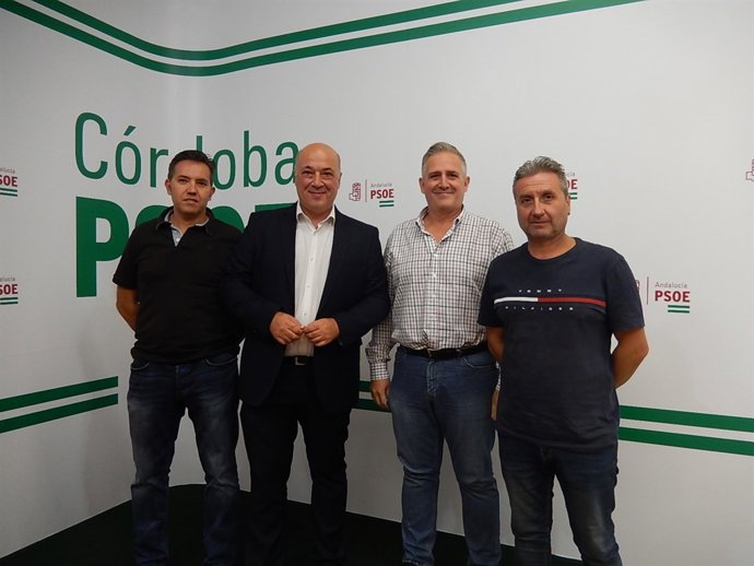 Antonio Ruiz y Pedro Téllez (centro) en la sede del PSOE de Córdoba