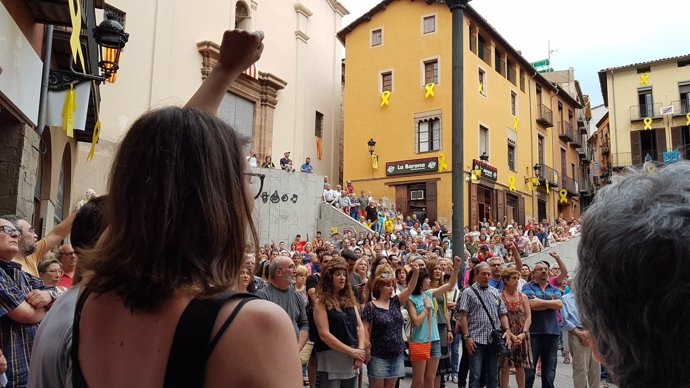 Concentración en Berga (Barcelona) contra la inhabilitación de su alcaldesa