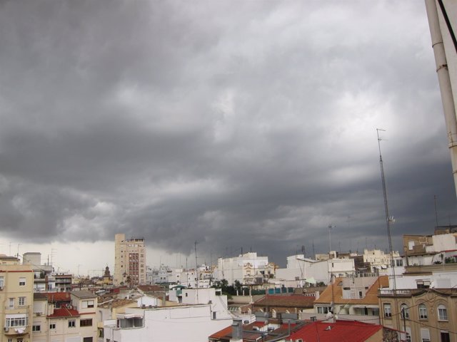 Tormenta, lluvia y nubes en València                               