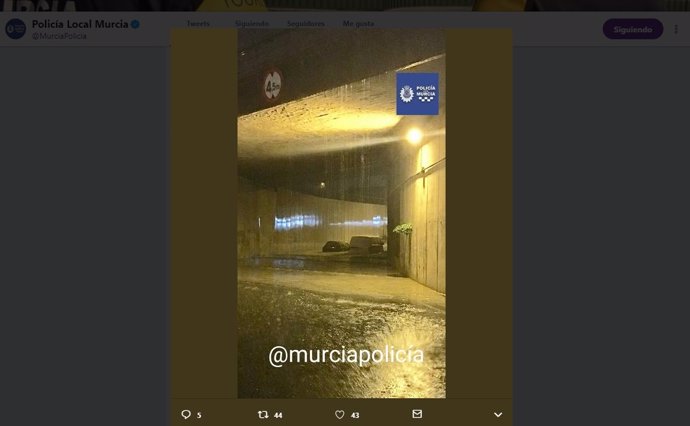 Imagen de coches atrapados en el paso subterráneo de Nonduermas