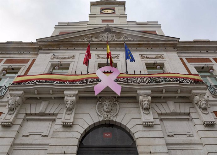 Lazo rosa en la fachada de la Real Casa de Correos