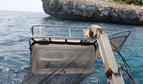 Las barcas de limpieza del litoral recogen 58 toneladas de residuos este verano en Baleares