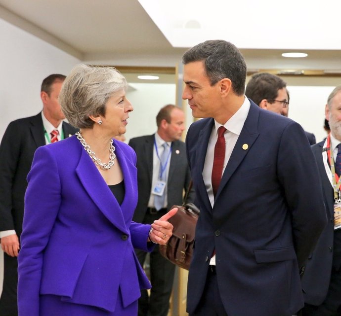 La primera ministra británica, Theresa May, con Pedro Sánchez en Bruselas