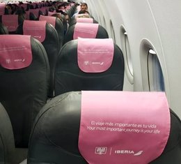 Iberia viste sus aviones de rosa en el Día contra el Cáncer de Mama