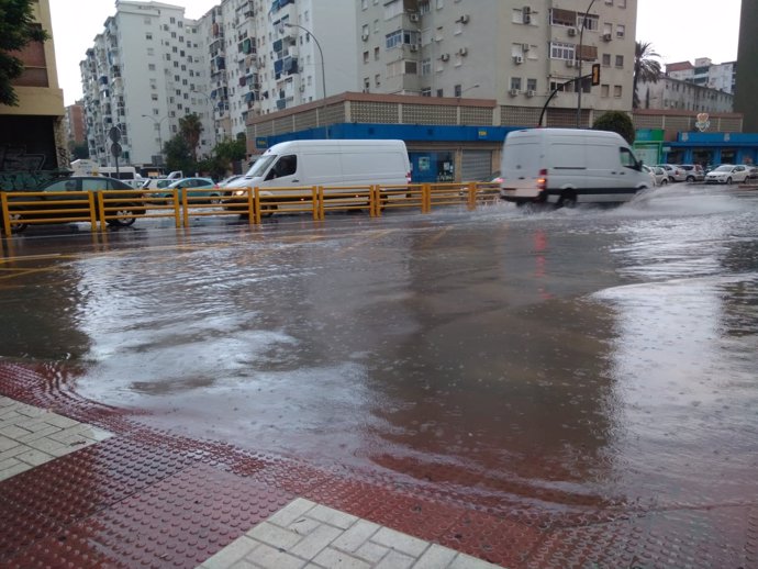 Calzada con agua tras lluvias en Málaga capital (Carretera de Cádiz) 