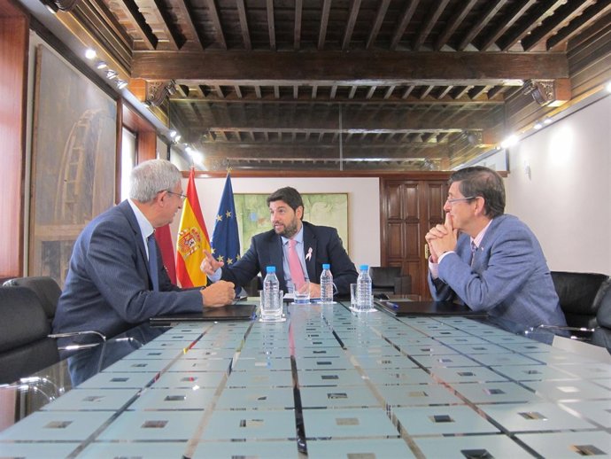 El presidente Fernando López Miras, con el consejero y el doctor Molina Boix