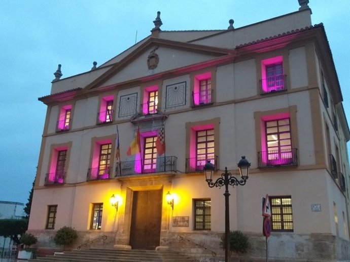 Paterna se ilumina de rosa por el cáncer de mama