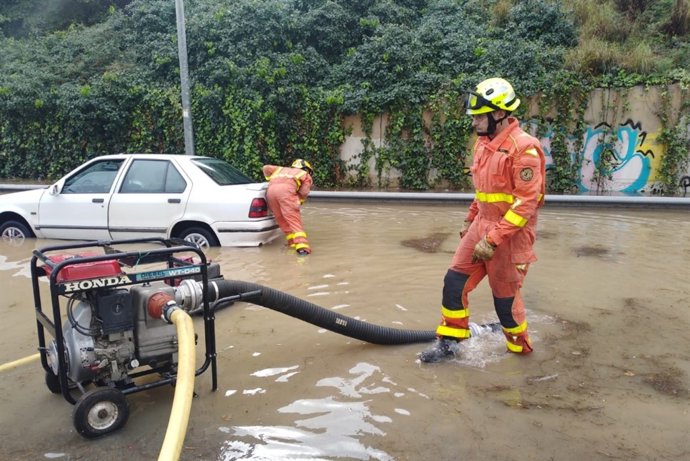 Bomberos ayudan a un coche atrapado en la CV35