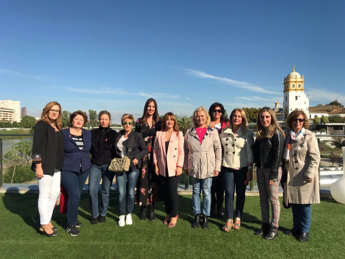 Verónica Pérez se reúne con la asociación Lazos Rosas en Sevilla