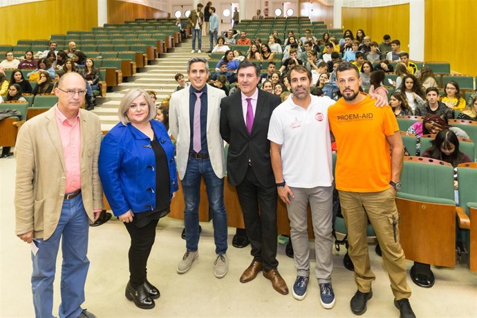 Autoridades en el encuentro escolar con voluntarios de rescate en el m
