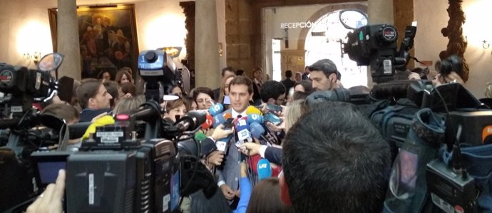 Albet Rivera atiende a los medios en el Hotel de la Reconquista