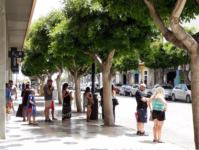 Gente esperando un taxi en Ibiza