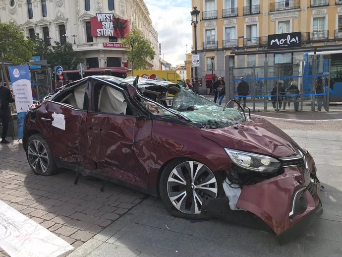 Coche de un accidente de tráfico en la plaza de Jacinto Benavente