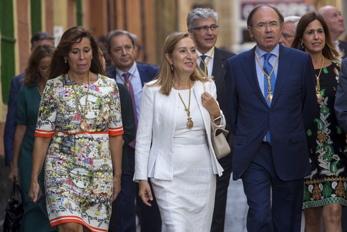 En Cádiz, la presidenta del Congreso, Ana Pastor, interviene en un acto instituc