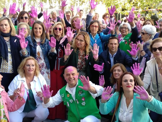 Aguilar (en el centro, de azul), junto a otras autoridades, durante el acto