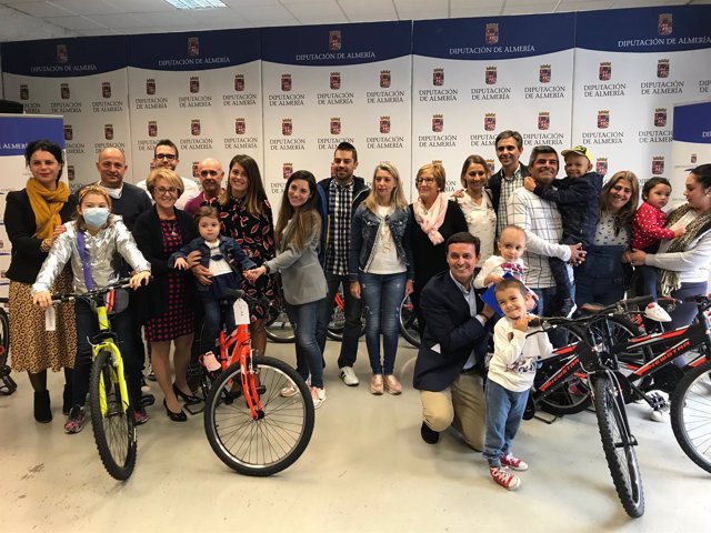 Los niños de Argar y sus familias, en la recogida de las bicicletas donadas.