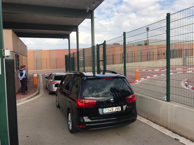 El líder de Podemos, Pablo Iglesias, llega a la cárcel de Lledoners