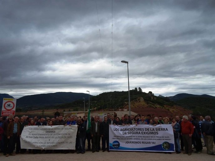 Concentración ante la presa de Siles