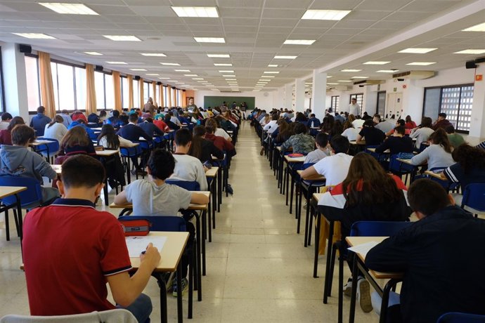 Estudiantes que participan en el Concurso de Otoño de Matemáticas
