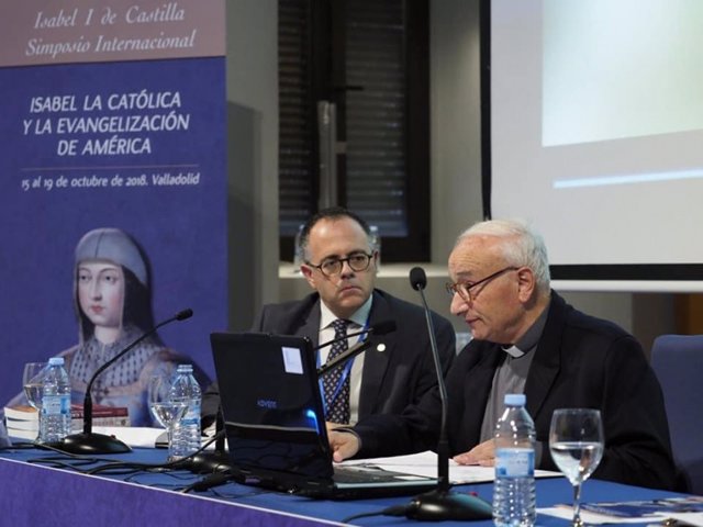 El capellán mayor de la Capilla Real de Granada, Manuel Reyes, a la derecha