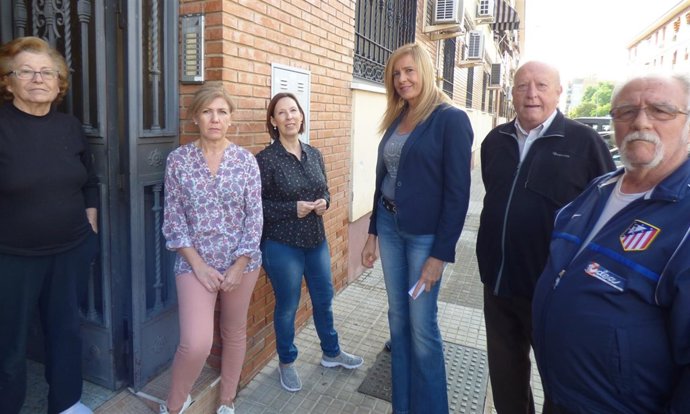 Alarcón (centro) visita una comunidad de vecinos
