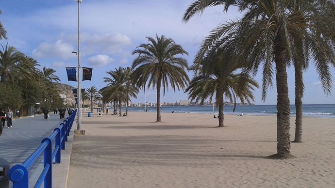 El Postiguet, la playa más emblemática de Alicante, imagen de archivo
