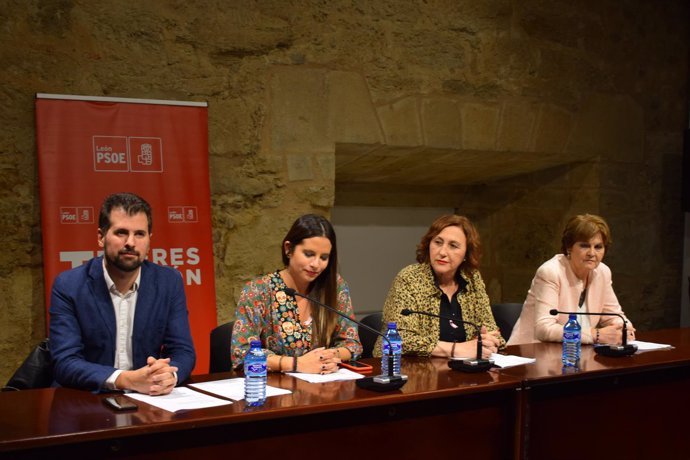 Acto de homenaje a los mayores de 90 años del PSOE de León. 19-10-2018