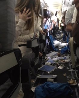 Pasajeros tras la turbulencia del avión de Aerolíneas Argentinas