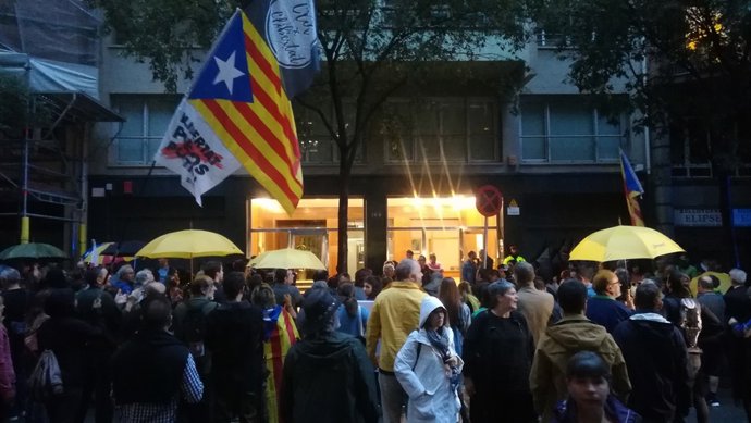 Membres dels CDR protesten davant la seu d'ERC