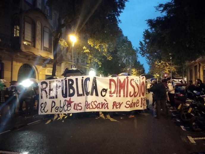 Una quarentena de persones es concentren davant la seu del PDeCAT