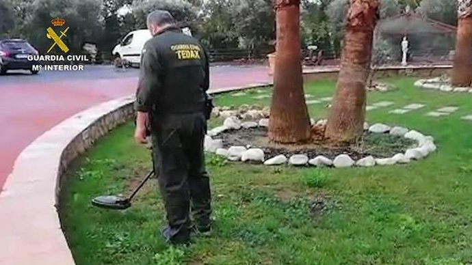 Agente de la Guardia Civil en operación contra marihuana en Girona (archivo)