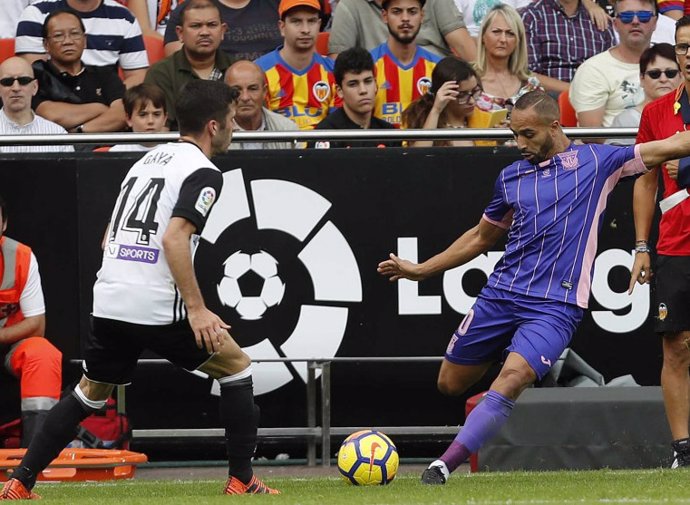 Nabil El Zhar saca un corner en el Valencia-Leganés