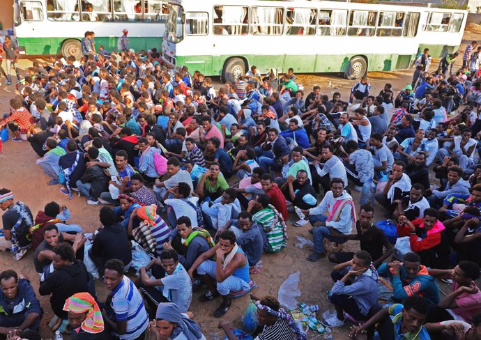 Migrantes trasladados de centros de detención en Trípoli