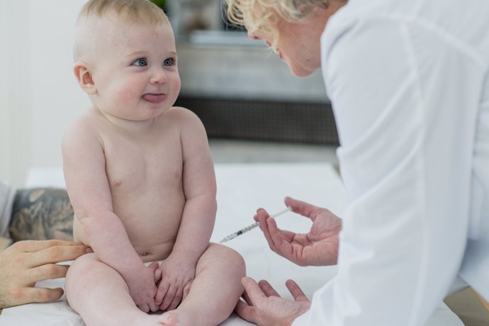 Vacunando a un bebé, vacuna