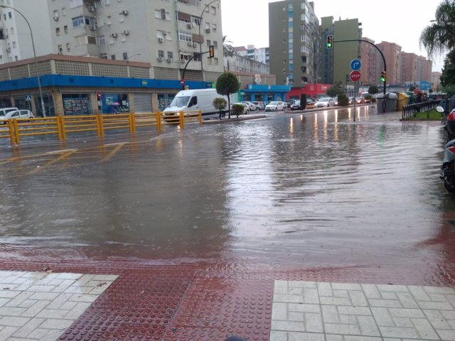 Calzada agua tras fuertes lluvias en Málaga capital (Carretera de Cádiz) 