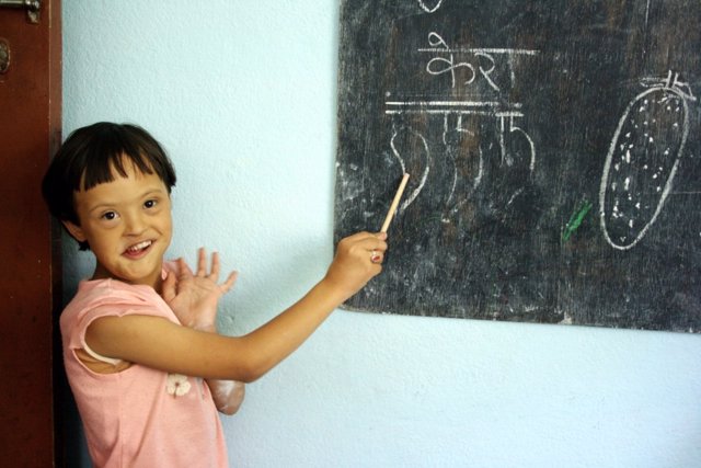 Una niña con discapacidad en Nepal