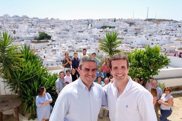 El alcalde de Vejer, José Ortiz, con Pablo Casado