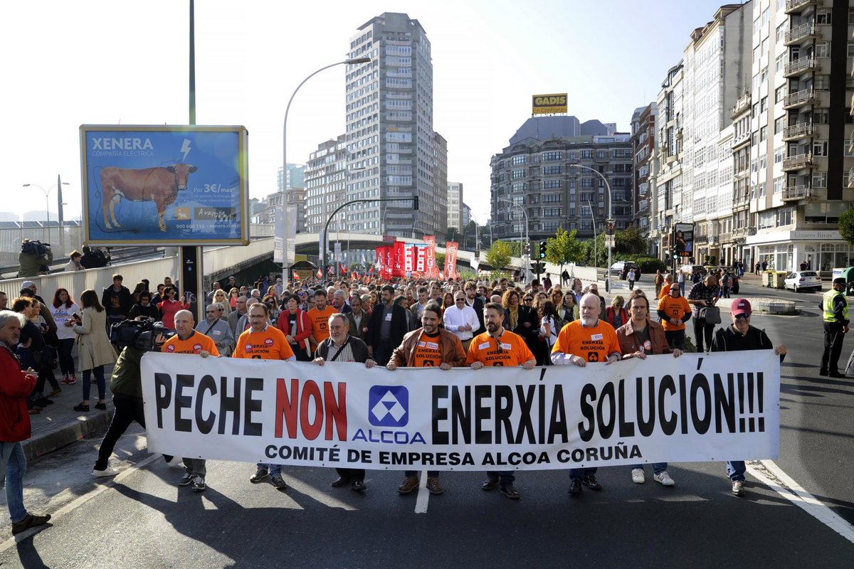 Miles de personas se manifiestan en A Coruña contra el cierre de Alcoa