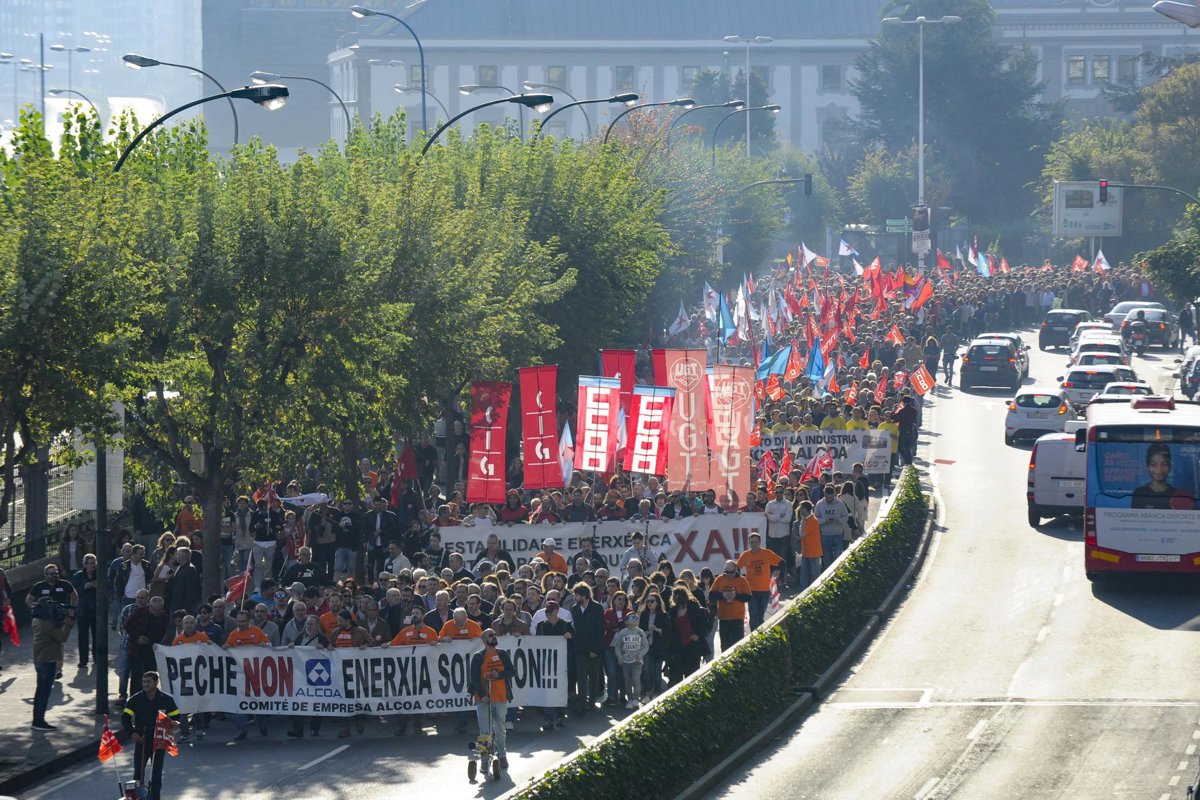Miles de personas se manifiestan en A Coruña contra el cierre de Alcoa