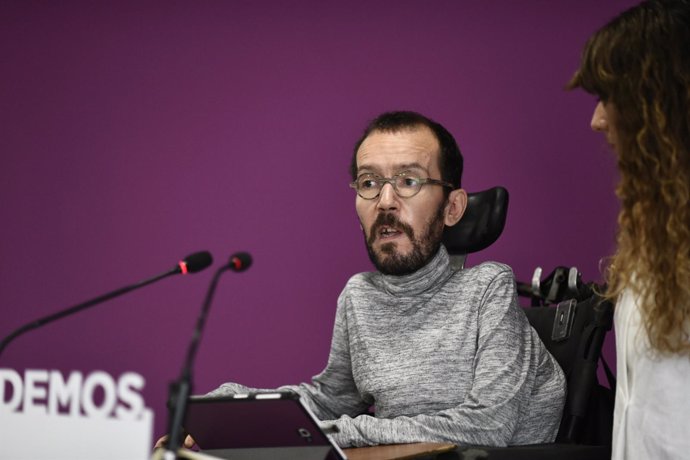 Pablo Echenique y Noelia Vera de Podemos ofrecen una rueda de prensa