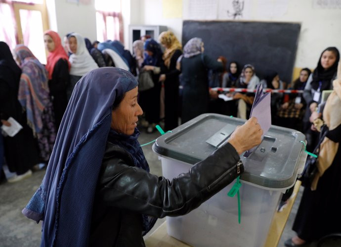 Una mujer vota en las parlamentarias afganas en Kabul