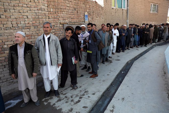Varios hombres afganos hacen cola en Kabul para votar en las parlamentarias