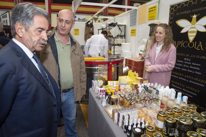 El presidente de Cantabria, Miguel Ángel Revilla, en la Feria de la Miel